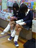 女学生坐着看书